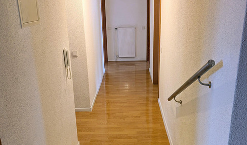 Freshly renovated & lots of space: 3.5-room apartment with parking space & multi-purpose room