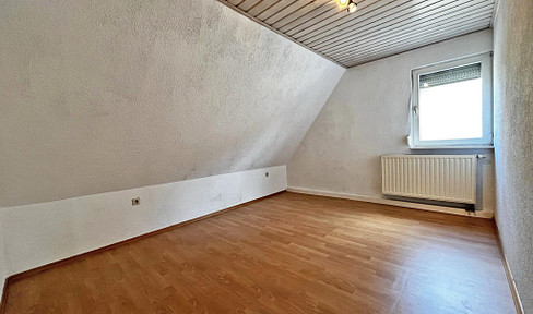 Cozy 3 rooms in the attic - optimal floor plan - incl. well-kept bathroom & EBK