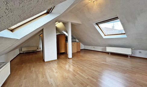 Cozy 3 rooms in the attic - optimal floor plan - incl. well-kept bathroom & EBK