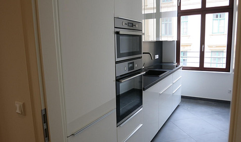 Kernsanierte 2-Zimmer-Wohnung mit Einbauküche und großem Erker