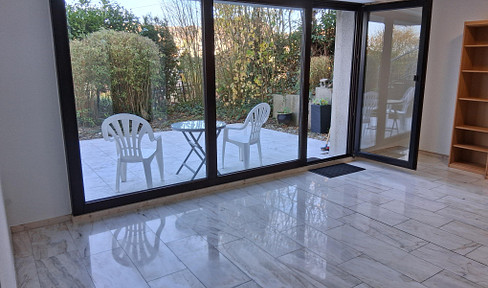 Top-class single apartment with sun terrace and parking space