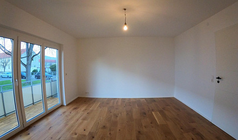 Bright, partially renovated 3-room ground floor apartment with west-facing balcony - in a timeless and modern design