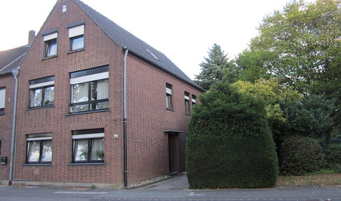 Terraced corner house in a city location with versatile usage options!