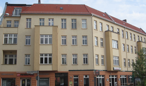 Commission-free: Conveniently located office with 4 rooms, bathroom and balcony on the northern edge of Prenzl Berg