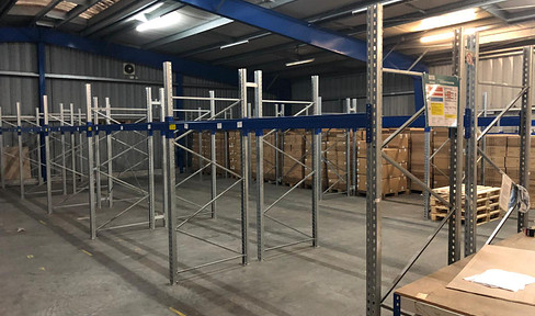 Gewerbegrundstück mit Lagerhallen und Bürogebäude