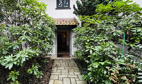 Spacious villa property, 365 sqm living space, 177 sqm usable space, 1250 sqm plot, central location