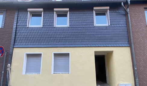 Modern, centrally located single-family house with a plot of land.