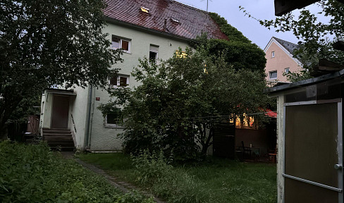 Sanierungsbedürftiges 3-Familienhaus + Genehmigung zum Anbau einer zus. Wohneinheit