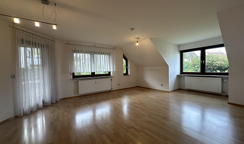 Beutelsbach: Lichtdurchflutete 3,5-Zi-DG-Wohnung und TG-Stellplatz