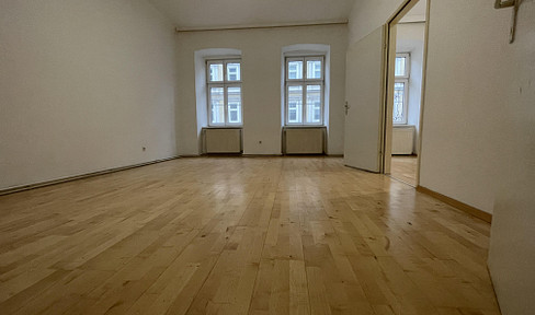 Directly in the Brunnengasse pedestrian zone 2-room apartment in an old building