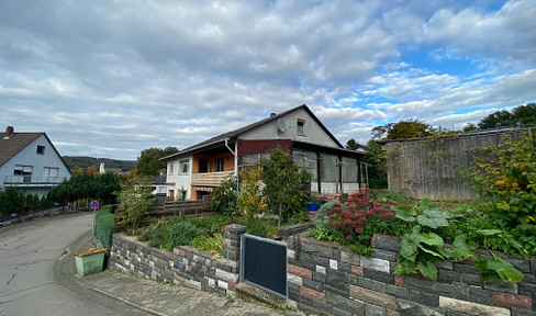 Mehrgenerationhaus (Zweifamilienhaus + 3. Wohnung im Anbau) mit 2 Garagen