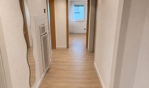 Frisch renovierte 3 Zimmer Wohnung Dachgeschoss nahe Stadtpark zur Erholung für Familen und Paare