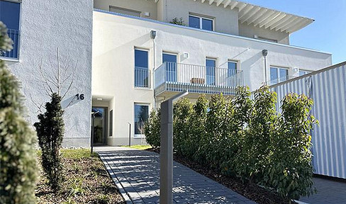 Neubau im OG mit Einbauküche, Balkon und Parkplatz