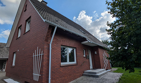 Well maintained detached 2 family house with large garden