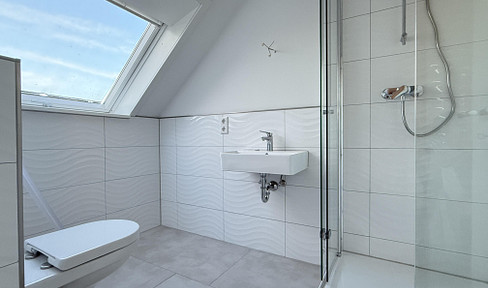 Bright 3 room top floor apartment in an urban villa