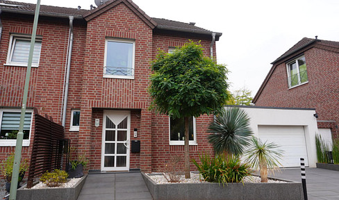 Corner terraced house with double garage, garden, PV system, storage unit