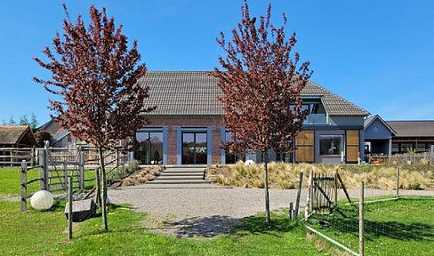 Commission-free Exclusive part of a square courtyard near Düsseldorf