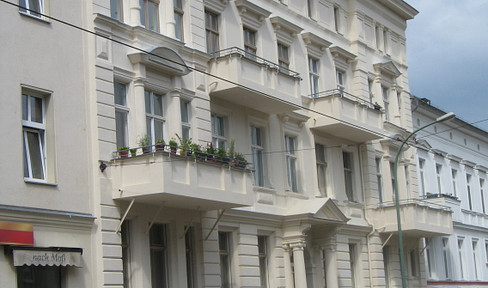 sehr sonnige Wohnung, Stuck, nahe Park. 4- (bzw. nach Umbau) 5- Zimmer Balkon PKW Stellplatz