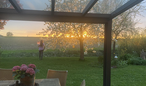 Feldrandlage & Sonnenuntergang inklusive – großzügiges EFH mit Garten, PV & Einliegeroption