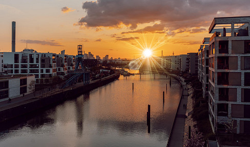 Seltene Gelegenheit! 3,5 Zimmer-Premiumwohnung mit Blick auf Wasser und Skyline - inkl. Stellplatz