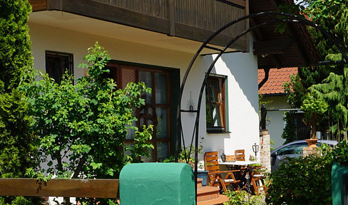 Garden apartment with covered terrace and 5 rooms