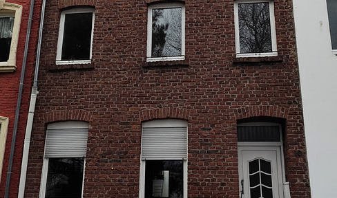 Detached house in need of renovation in a natural location in Herzogenrath