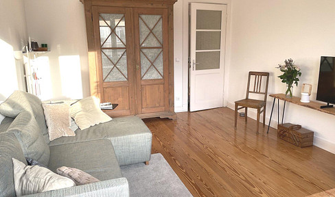 Charming, bright 2.5 room apartment free of brokerage in Winterhude