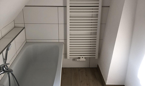 schöne DG Wohnung | Parkettboden | Handtuchheizkörper | Bad mit Fenster | ruhige Lage |