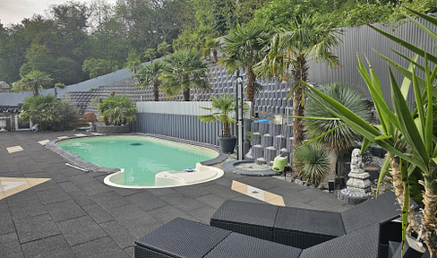 3 x freehold apartments * 3 garages * Space for generations 604 m² living area.