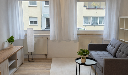 As good as new furnished and well-designed 1-room apartment (34m2) - near the subway city limits