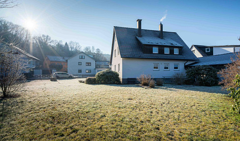 Living at the end of the cul-de-sac: Two-family house on a spacious plot - FREE OF PROVISION