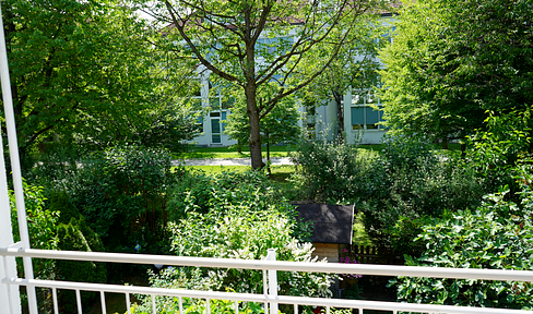 Alt-Moosach: Furnished 2-room apartment with southwest-facing balcony.