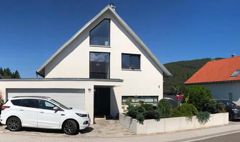 Einfamilienhaus mit Einliegerwohnung und Pool