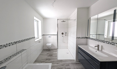 TOP + + High-quality, detached house in solid construction from 2018 I Wood pellet heating + +