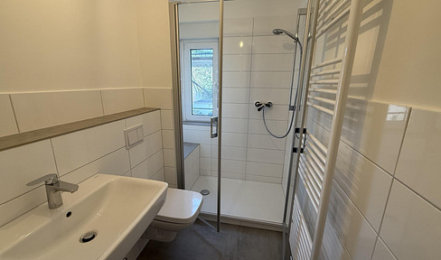 Erstbezug: 2,5-Zimmer-Wohnung (ca. 59 m²) mit neuem Tageslichtbad & 3-fach Verglasung