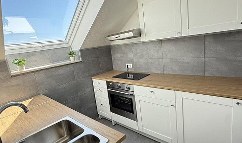 Frisch sanierte 2 Zimmer DG-Wohnung mit Einbauküche und Vorratsraum an der schönen Nordbahntrasse