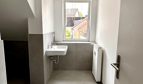 Sofort frei: renovierte 3-Zimmer-Dachgeschosswohnung mit EBK, neuem Bad & viel Stauraum