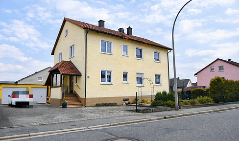 Attractive two-family house with large plot in 92708 Mantel