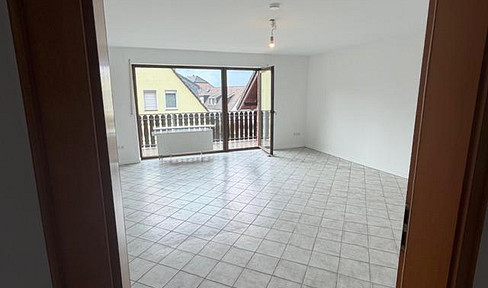 First occupancy after extensive renovation: Apartment in a prime location! With a balcony on the first floor.