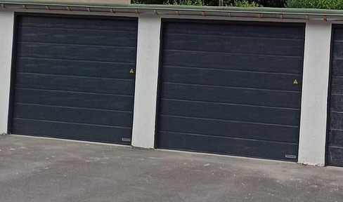 Kernsanierte Garage mit Strom, Sektionaltor & 2 zusätzlichen Stellplätzen zu vermieten