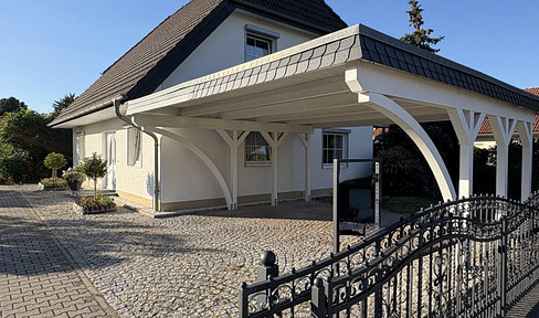 Einfamilienhaus mit Nebengebäude und Lager