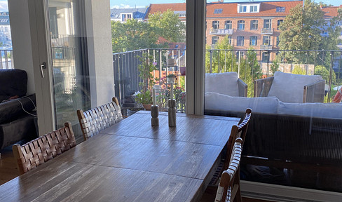 From private owner - 4-room apartment with upscale interior, 2 balconies and EBK in Berlin Weißensee