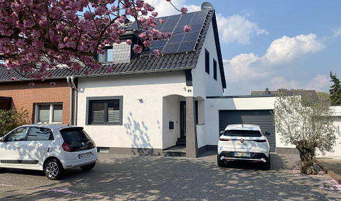 Detached house with 180m2 (living area + basement), completely renovated, fully furnished, large garden, swimming pool, and party room.