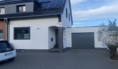 Renovated detached house with 180m2 (living space + attic), garden, pool, and party room.