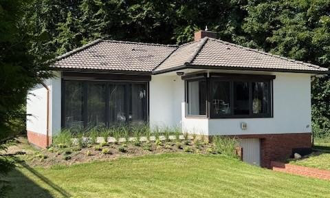 Free of commission from the owner: Renovated bungalow in park location on 702 m² end plot