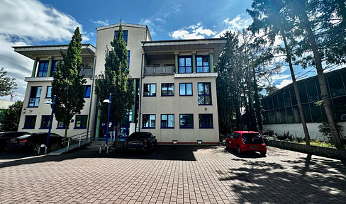 Zwei lichtdurchflutete Büroräume in einem repräsentativen Haus in Hattersheim