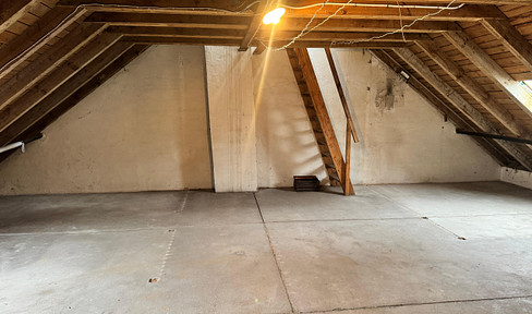 Free of commission from owner! Convertible attics + 2 single garages in a central location in Bayreuth
