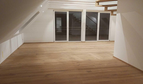 3 Zimmer DG-Wohnung mit wunderschöner Galerie und Balkon