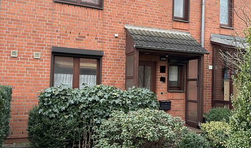 Spacious mid-terrace house with fireplace option, garage, cellar & fiber optics in Kiel-Russee