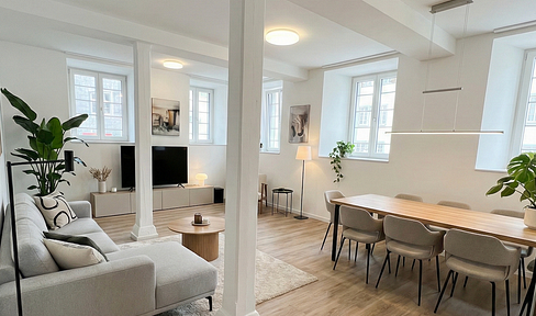 Open space redefined: 92 m² of refurbished living pleasure for families or investors.